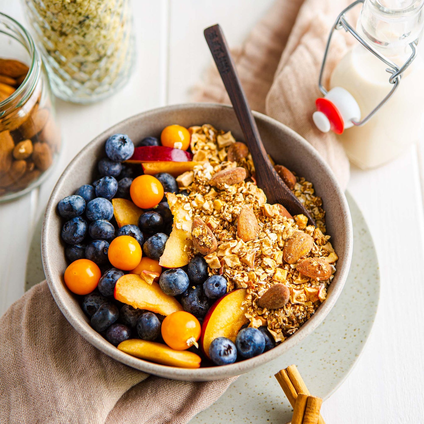Topping Apfelprinz auf einer zubereiteten Früchte Bowl