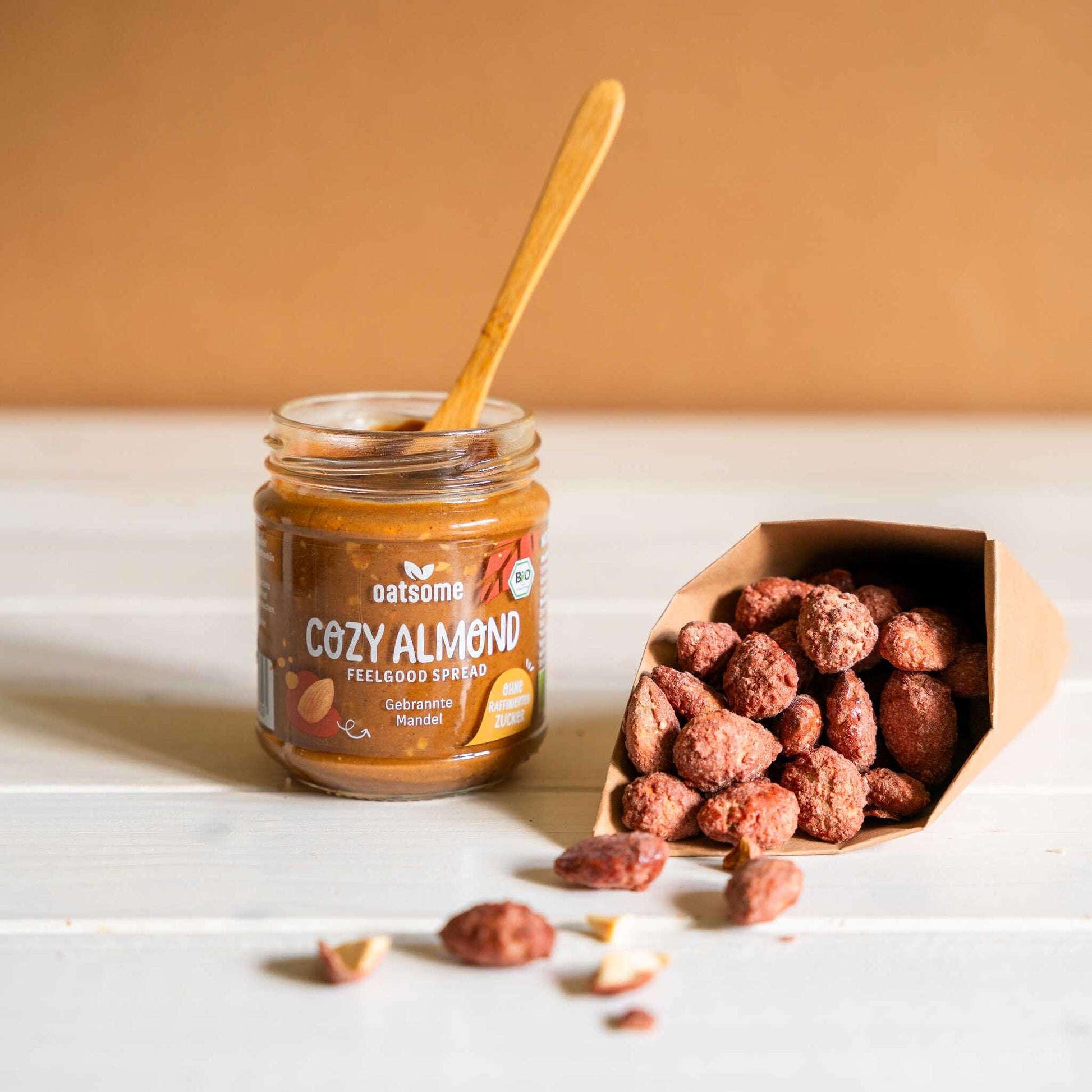 Moodfoto Cozy Almond mit gebratenen Mandeln die auf dem Tisch verteilt sind