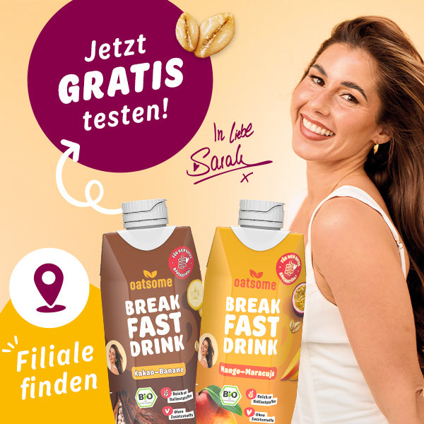 Eine Frau lächelt mit zwei Packungen Saft
